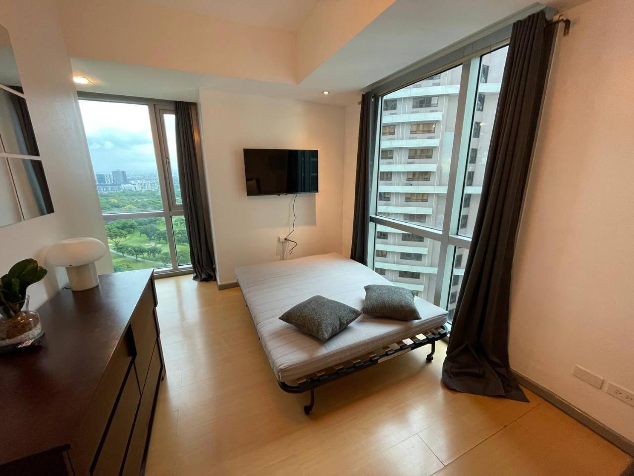 Prime Avant Bgc Location Apartments By Ph Staycation Manila Eksteriør bilde